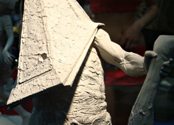 Статуэтки Пирамидоголового и Медсестры на Comic-Con 2012
